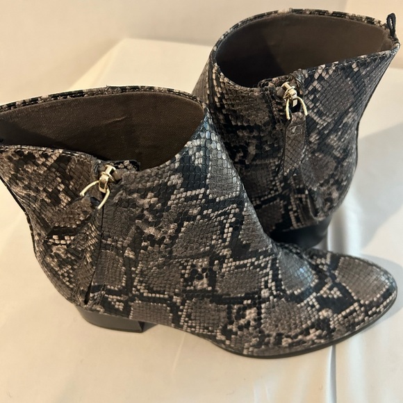 Old Navy Snake Skin 4” Side Zip Boot Size 9 - Picture 4 of 14